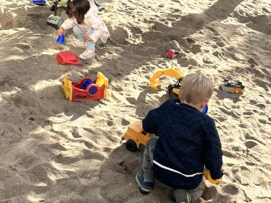 Børn leger i sandkasse