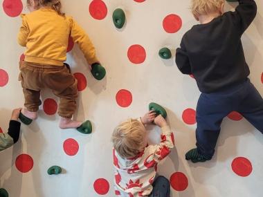 Børn på klatrevæg